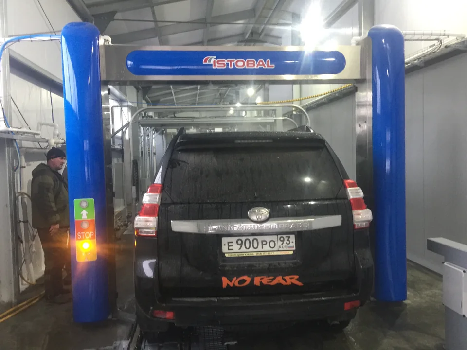 Автомобиль на въезде в моечную линию