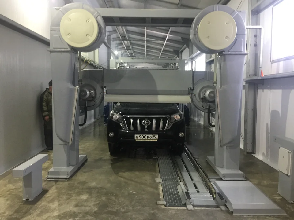 Автомобиль под оборудованием контурной сушки