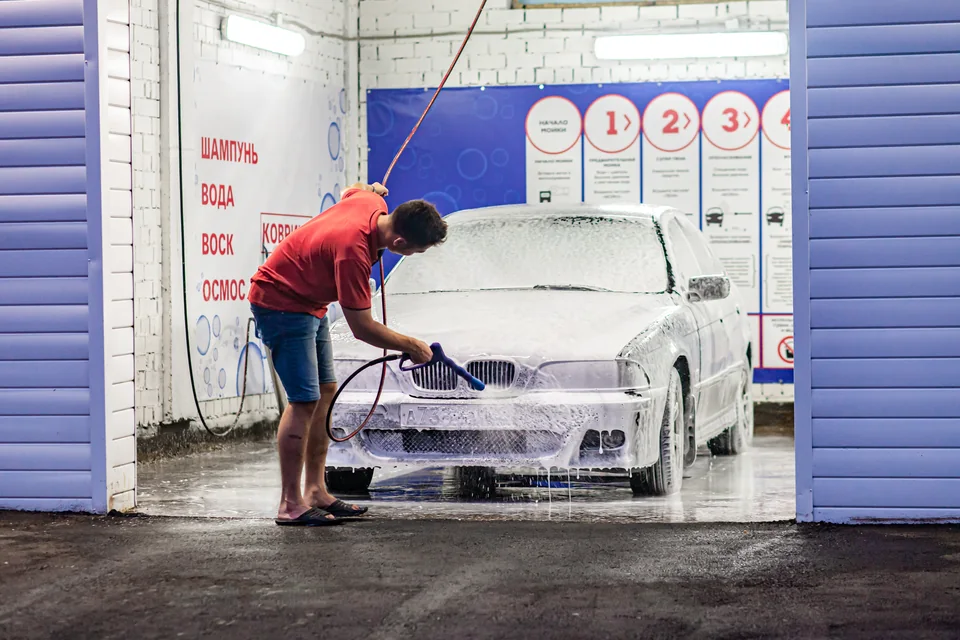 Самостоятельная мойка автомобиля пеной внутри бокса