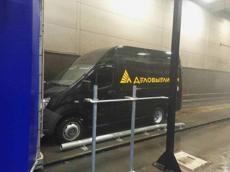 Автобус под установленным порталом